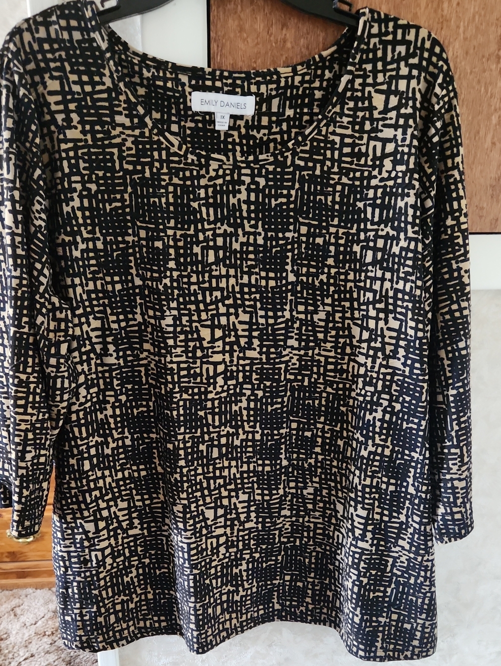 1X Emily Daniels Black and Beige Patterned 3/4 Sleeve Polyester Top List#73